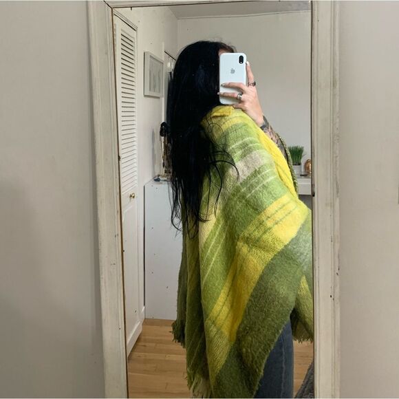 COPY - One of a kind fringed wool poncho for women - Picture 6 of 8